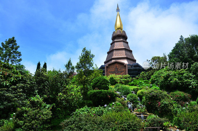 在泰国清迈，泰国游客在Doi Luang或Ang Ga参观时，早上雾雨蒙蒙的印他侬山的Naphamethinidon chedi和naphaphphumisiri宝塔